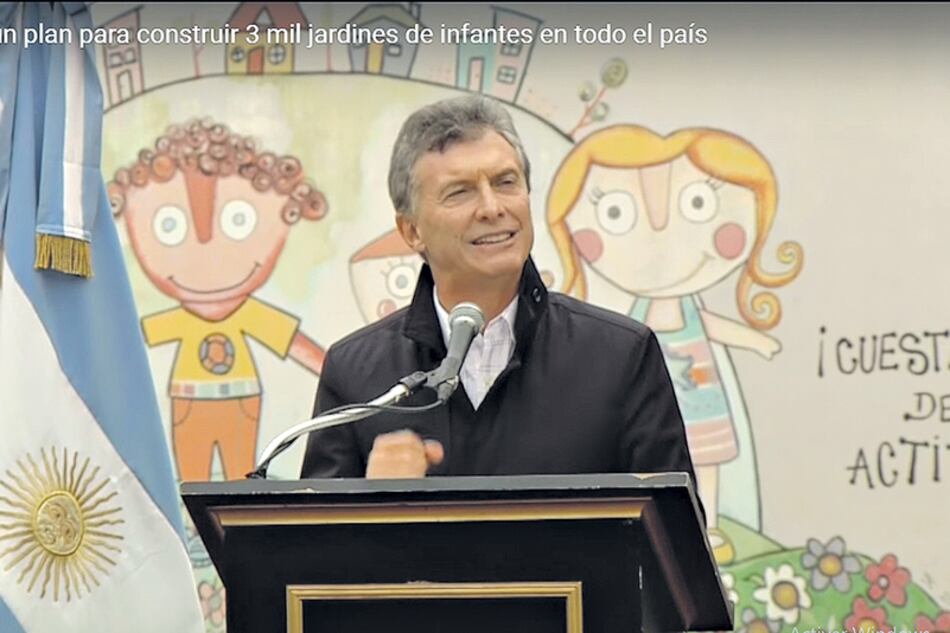 Imagen del video difundido por la agencia Télam el 11 de mayo de 2016 en el que Macri anuncia el plan para construir 3 mil jardines en cuatro años.