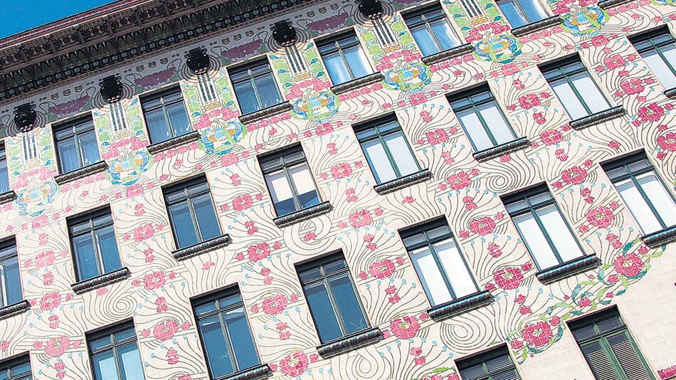 Los ornamentos de Moser sobre las casas de la calle Linke Wienzeile frente al Naschmark.