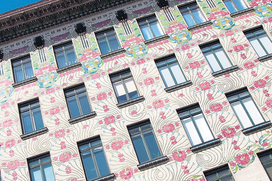 Los ornamentos de Moser sobre las casas de la calle Linke Wienzeile frente al Naschmark.