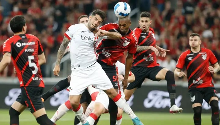 Estudiantes y Paranaense definirán al semifinalista de la Copa Libertadores