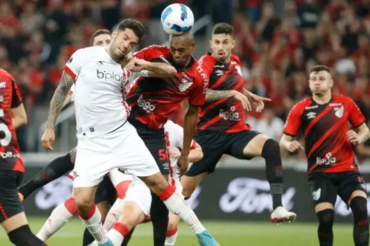Estudiantes y Paranaense definirán al semifinalista de la Copa Libertadores