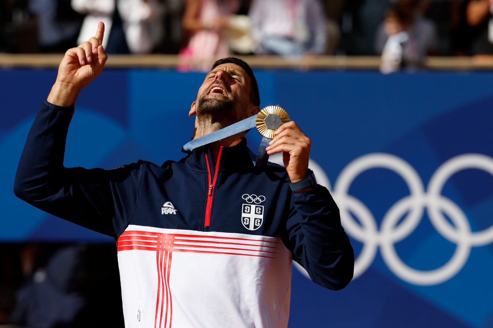 Djokovic, con el tan ansiado oro en sus manos.