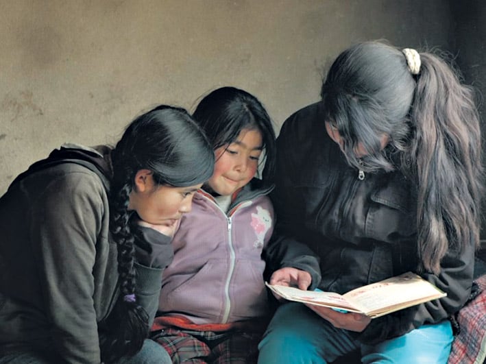 La escuela es centro social para las discusiones de la comunidad.