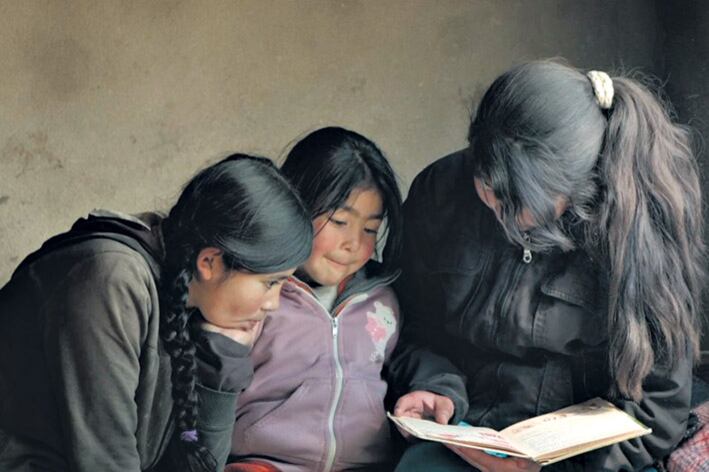 La escuela es centro social para las discusiones de la comunidad.