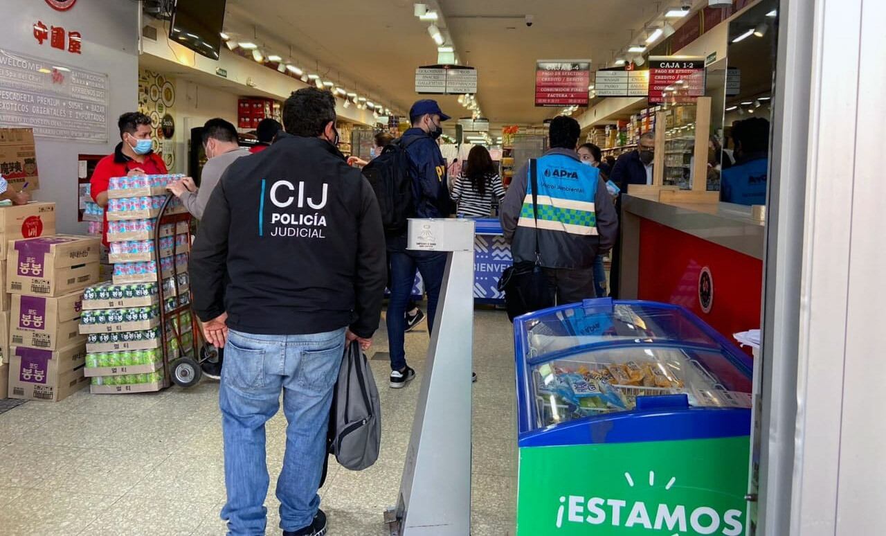 Los inspectores de la Ciudad de Buenos Aires durante el procedimiento en el Barrio Chino.