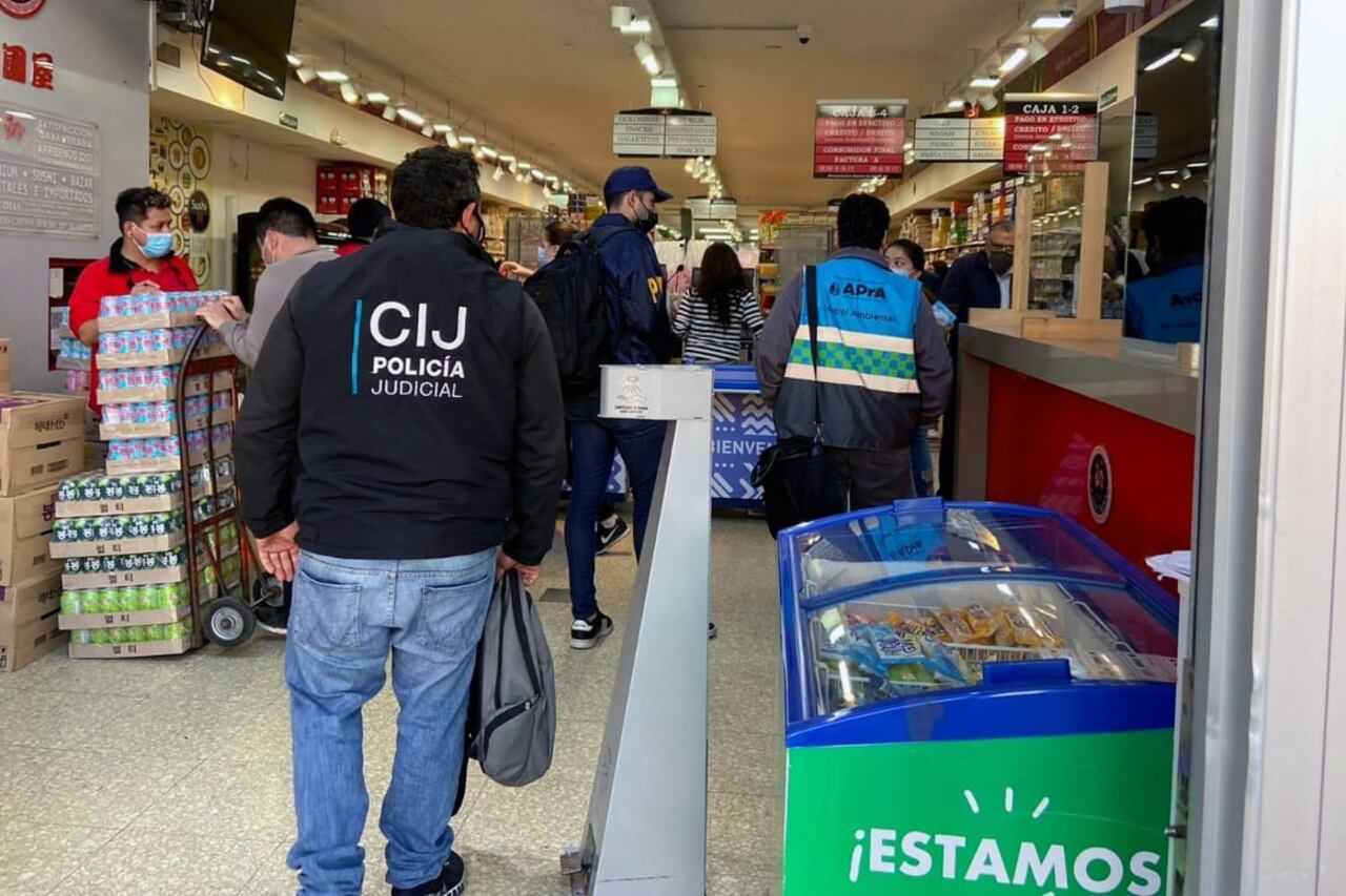Los inspectores de la Ciudad de Buenos Aires durante el procedimiento en el Barrio Chino.