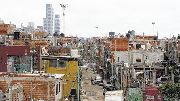 En la Villa 31 viven 40 mil personas que están en alerta, preocupados por el futuro del barrio.