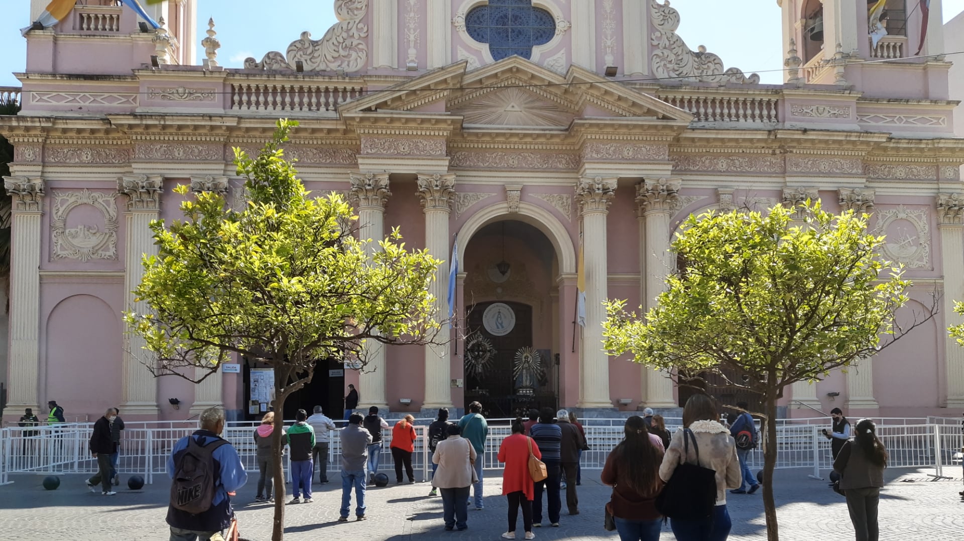 Salteños rezan la novena frente a la Catedral