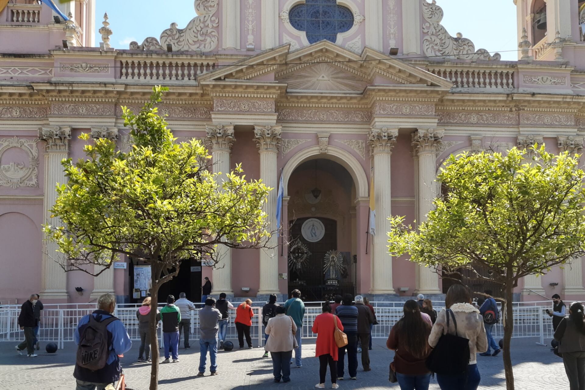 Salteños rezan la novena frente a la Catedral