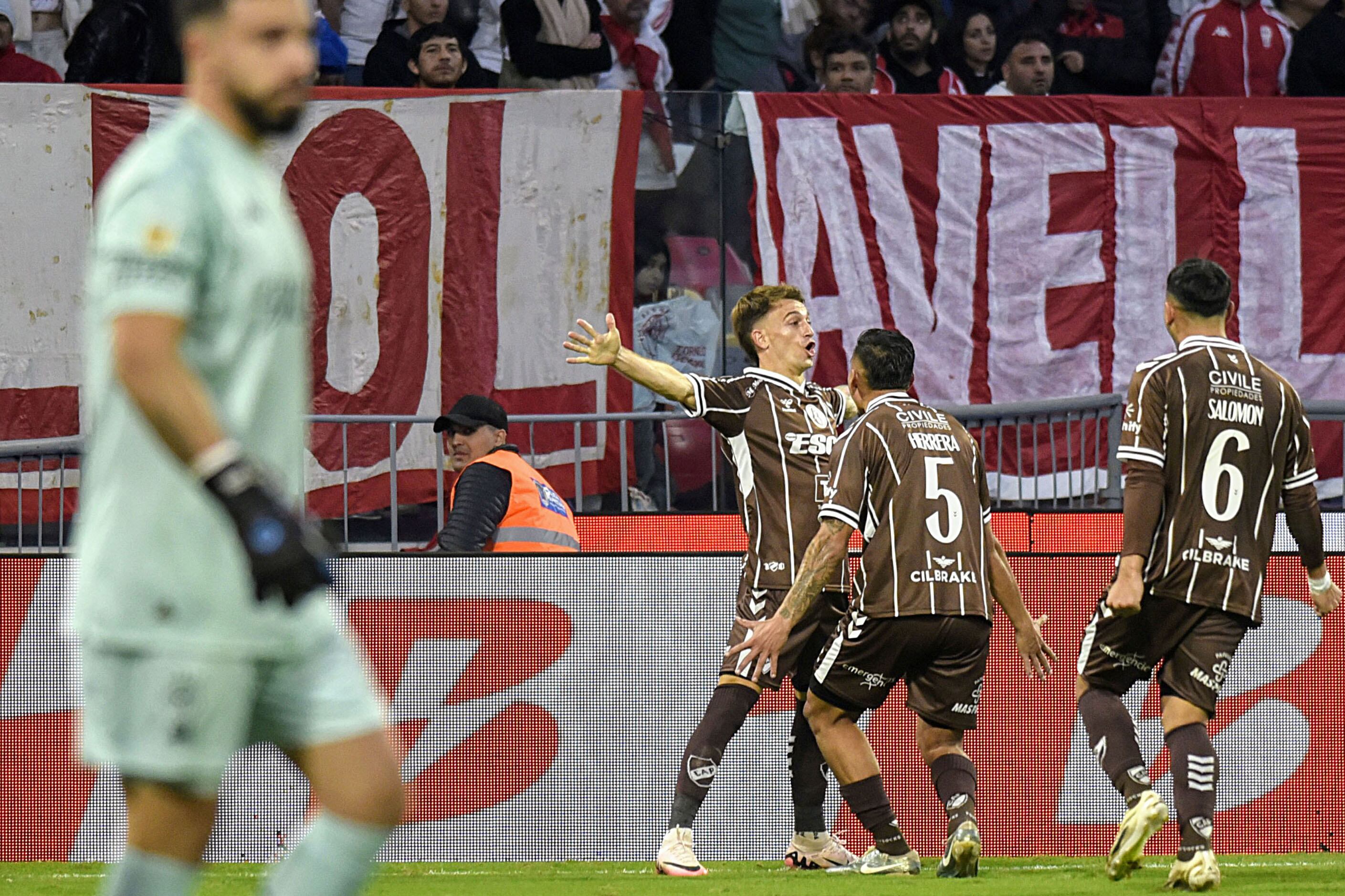 Mainero abre los brazos para festejar su gol