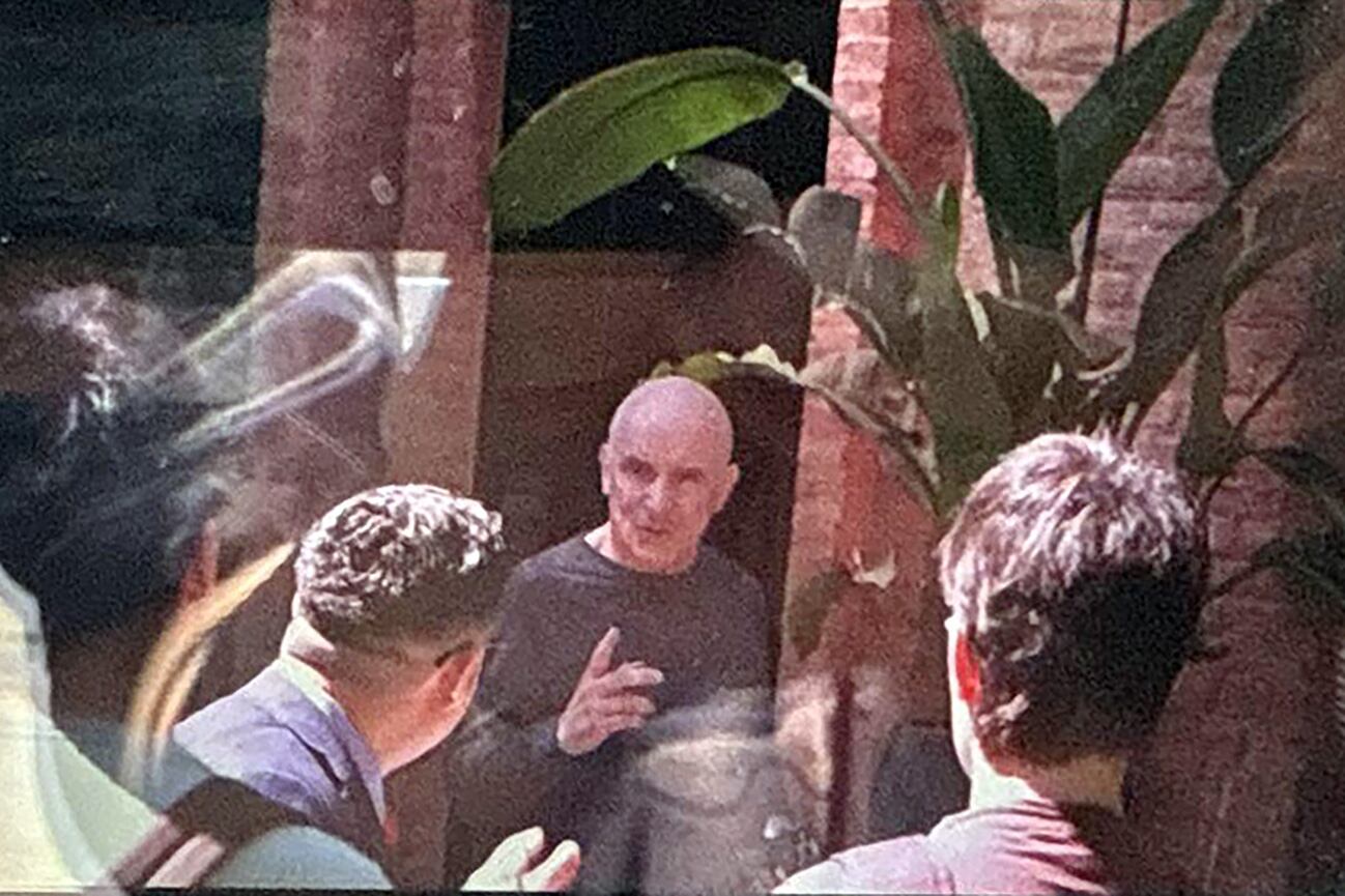 El libertario José Luis Espert durante el allanamiento en su casa de Beccar.