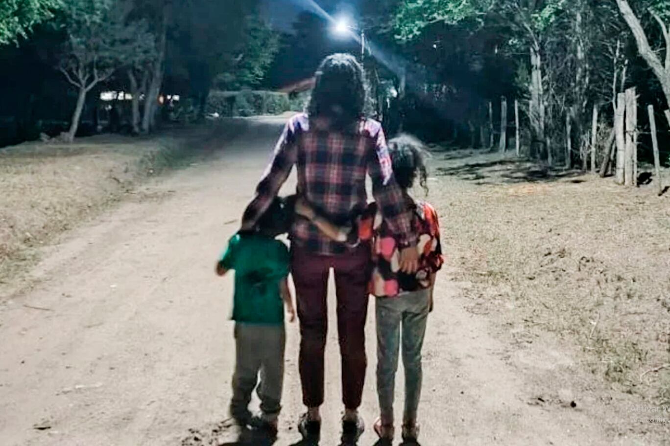 Constanza Taricco y sus hijos en una foto familiar.