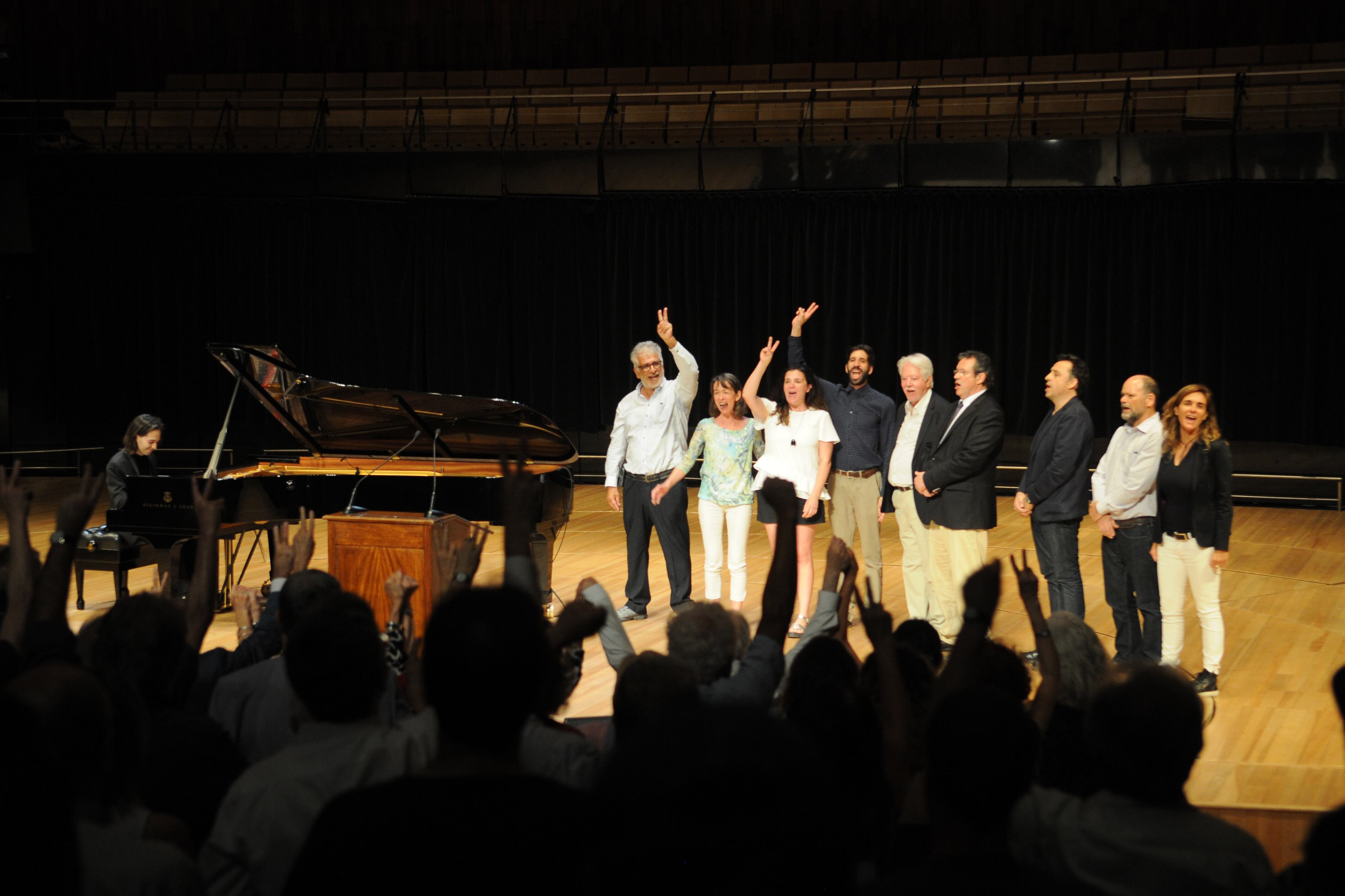 Horacio Lavandera, los funcionarios y el público interpretaron el Himno Nacional.