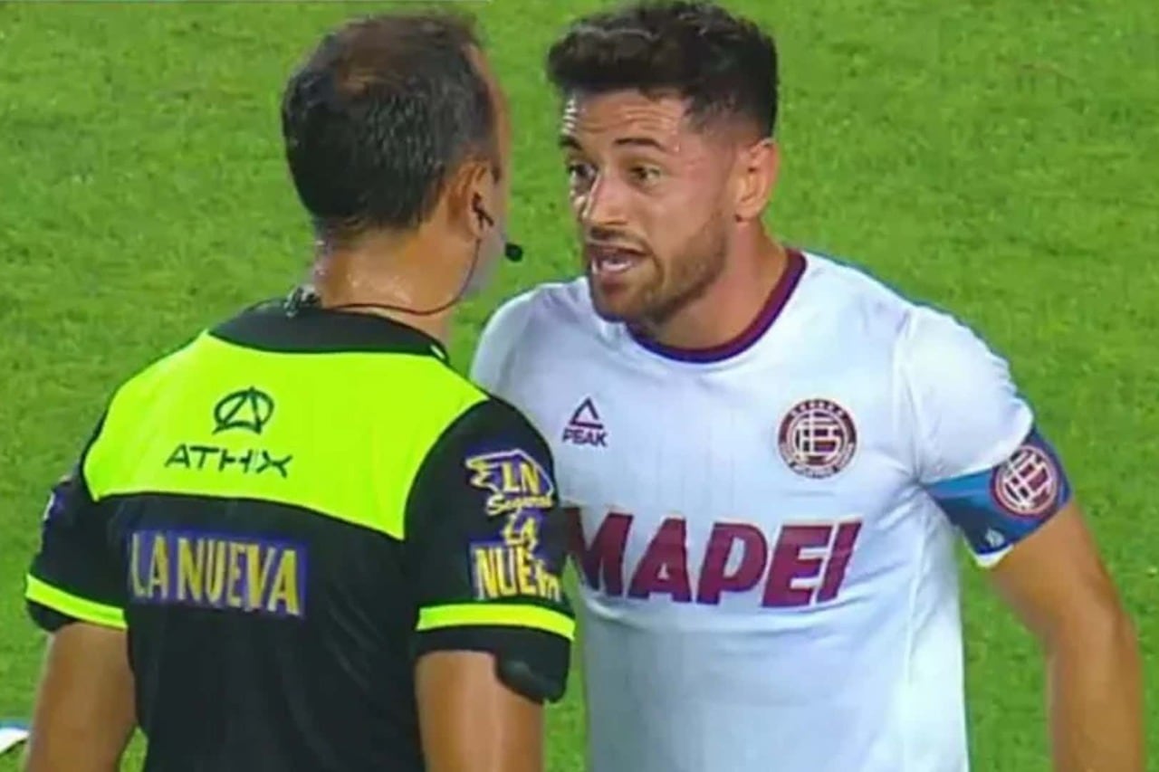 Lautaro Acosta increpa a Darío Herrera. La cosa se desmadró luego en el vestuario