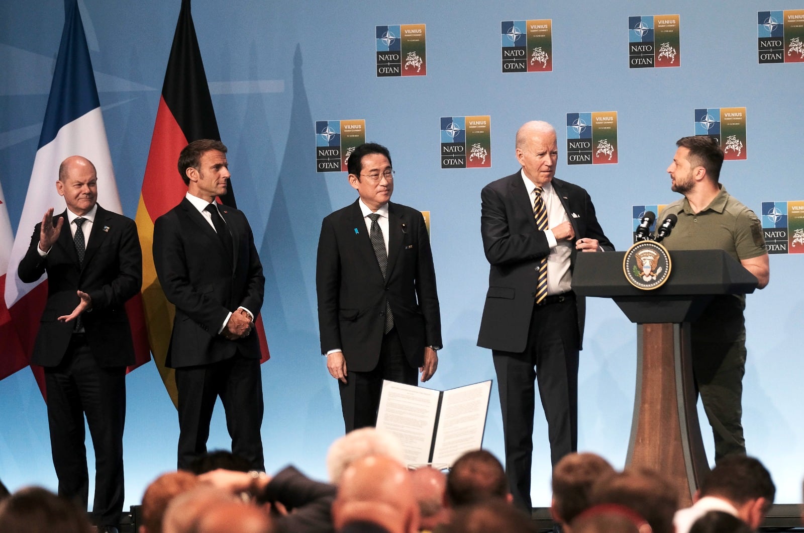 Elcanciller alemán Olaf Scholz, el presidente francés Emmanuel Macron, el premier japonés Fumio Kishida, el presidente estadounidense Joe Biden y el  ucraniano Volodimir Zelenski durante la presentación de la declaración de apoyo del G7 en Vilna.