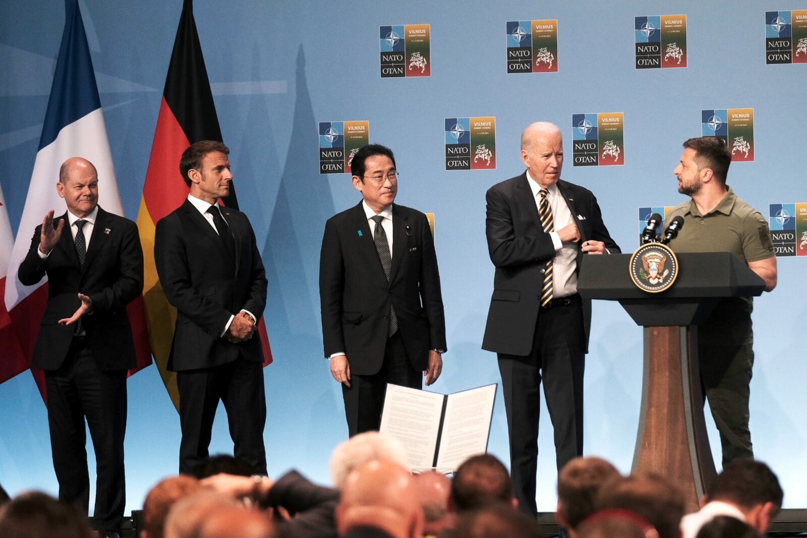 Elcanciller alemán Olaf Scholz, el presidente francés Emmanuel Macron, el premier japonés Fumio Kishida, el presidente estadounidense Joe Biden y el ucraniano Volodimir Zelenski durante la presentación de la declaración de apoyo del G7 en Vilna.