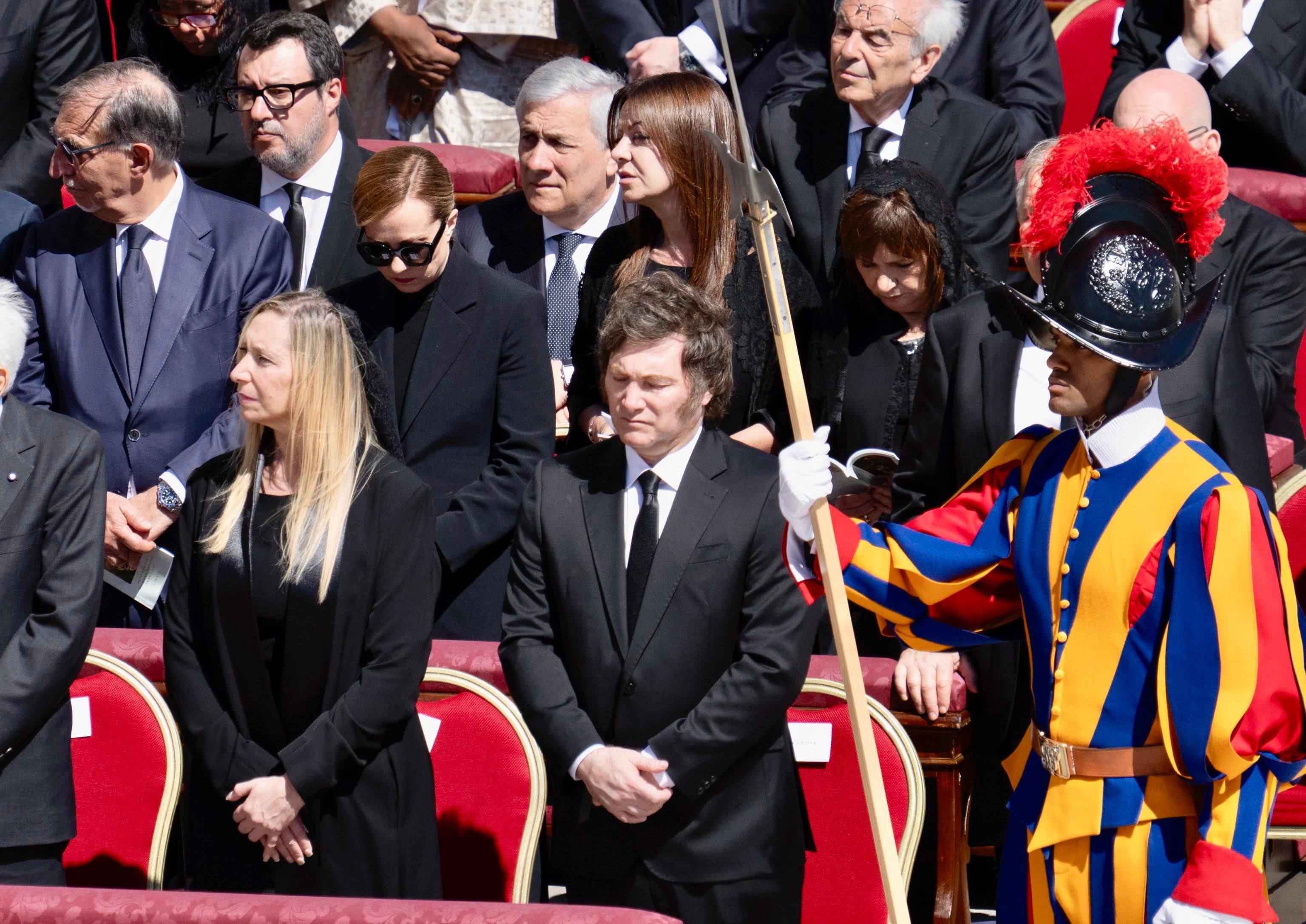 Milei y su hermana, Karina, en la primera fila.