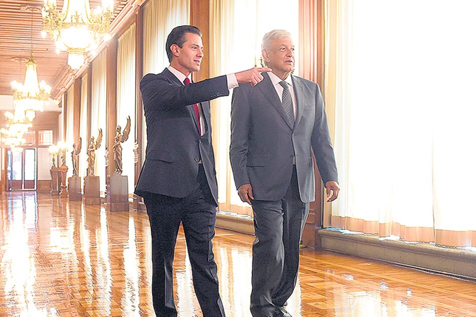 Peña Nieto y López Obrador recorren un pasillo del Palacio Presidencial durante su encuentro.