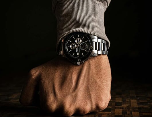 La firma suiza retiró su campaña Essentials tras acusaciones de racismo en China y redes internacionales.