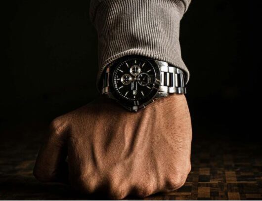 La firma suiza retiró su campaña Essentials tras acusaciones de racismo en China y redes internacionales.