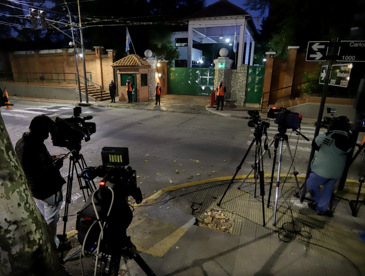 Esta madrugada,  tras haber arrojado una bomba molotov contra uno de los muros de la Quinta de Olivos, una persona fue detenida por la Policía Federal Argentina:  se encuentra a disposición del Poder Judicial.