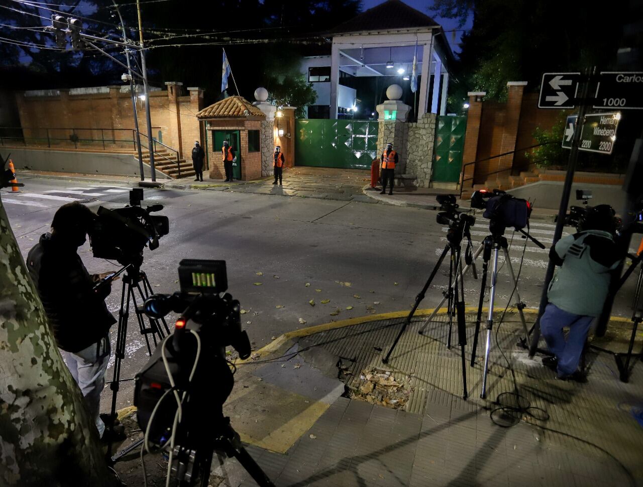 Esta madrugada, tras haber arrojado una bomba molotov contra uno de los muros de la Quinta de Olivos, una persona fue detenida por la Policía Federal Argentina: se encuentra a disposición del Poder Judicial.