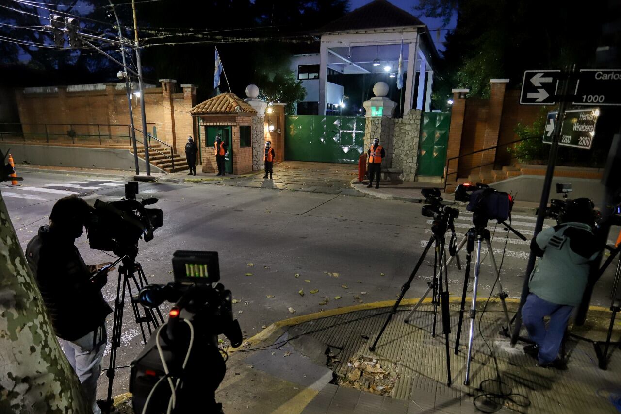 Esta madrugada, tras haber arrojado una bomba molotov contra uno de los muros de la Quinta de Olivos, una persona fue detenida por la Policía Federal Argentina: se encuentra a disposición del Poder Judicial.