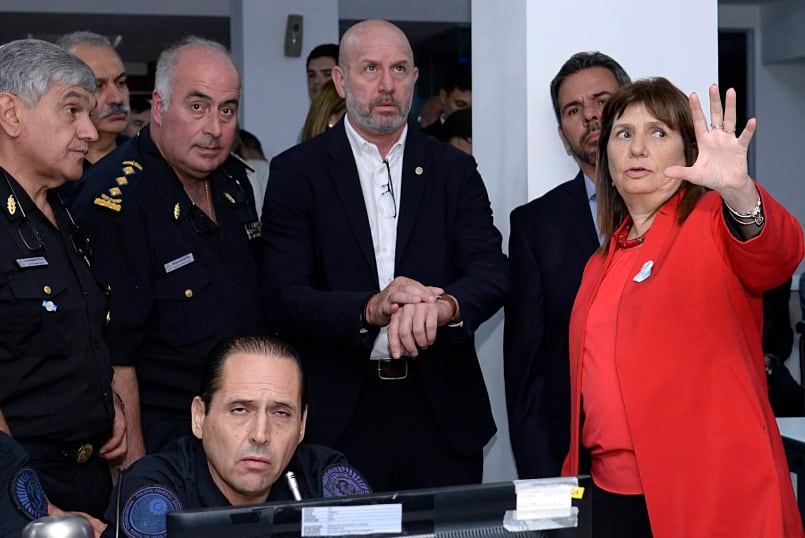Bullrich jugando a los soldaditos.