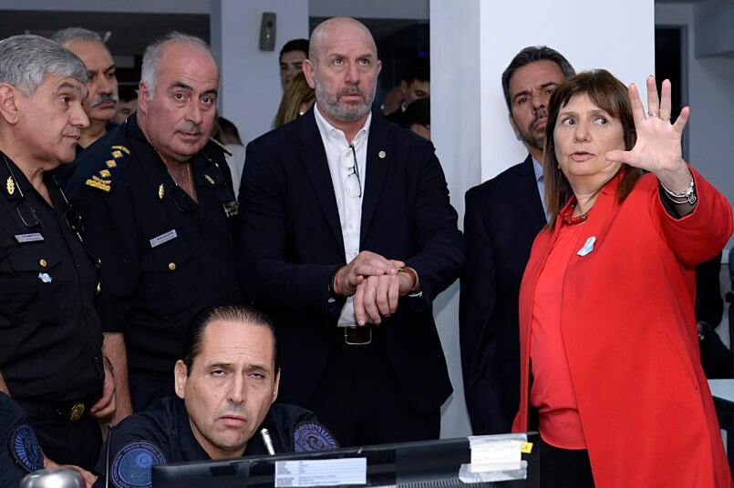 Bullrich jugando a los soldaditos.