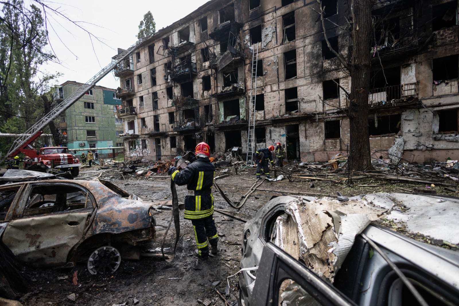 Rescatistas trabajan en Kryvyi Rih después del bombardeo.