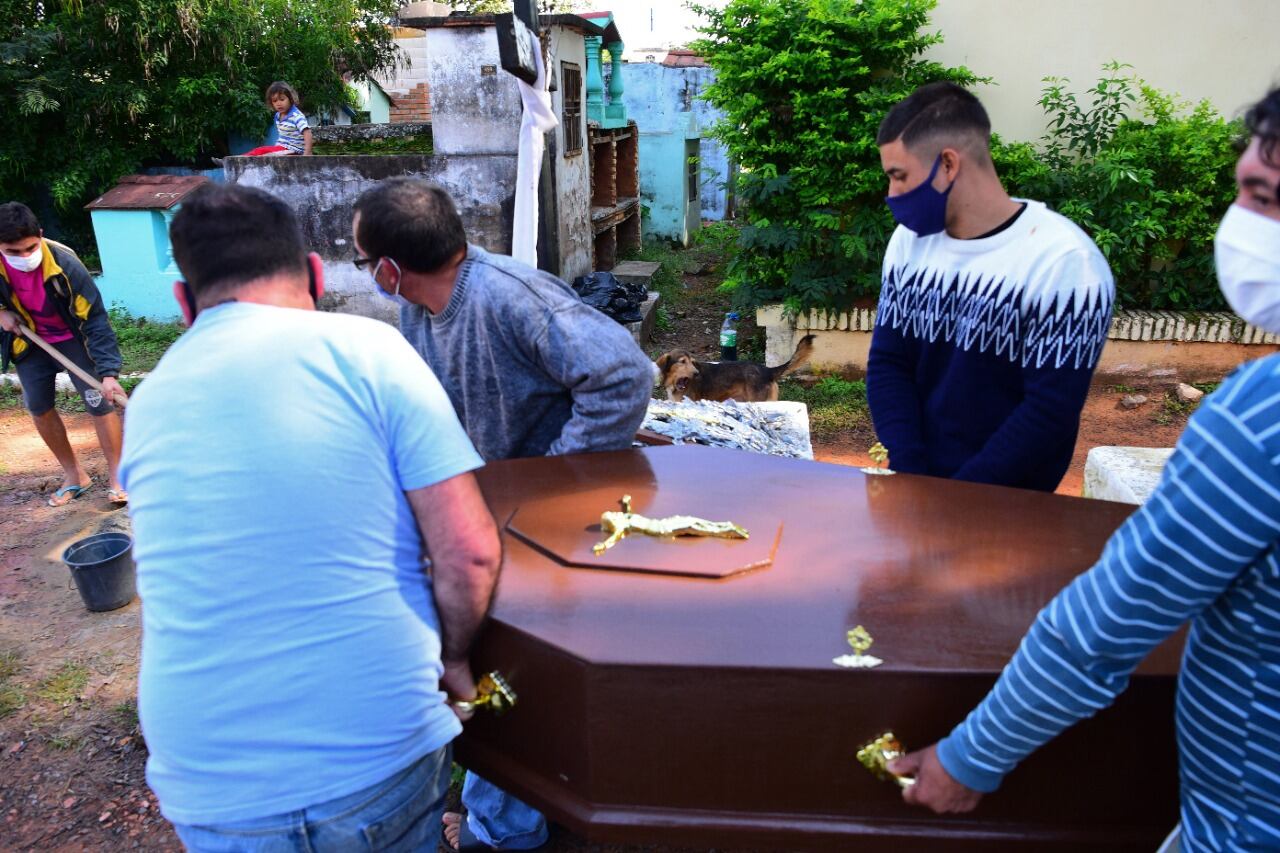 El cementario de Ypané, en Paraguay, se está llenando de víctimas del coronavirus.