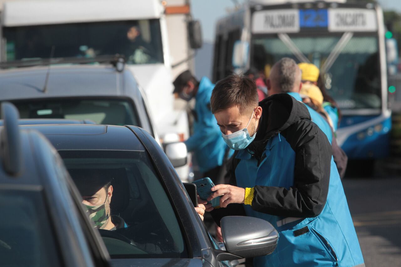 Los controles en los accesos a la Ciudad de Buenos Aires, nuevamente escenario de largas filas de vehículos.