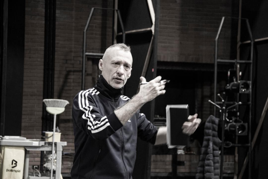 Blanco es autor de las premiadas Tebas Land y La ira de Narciso. 