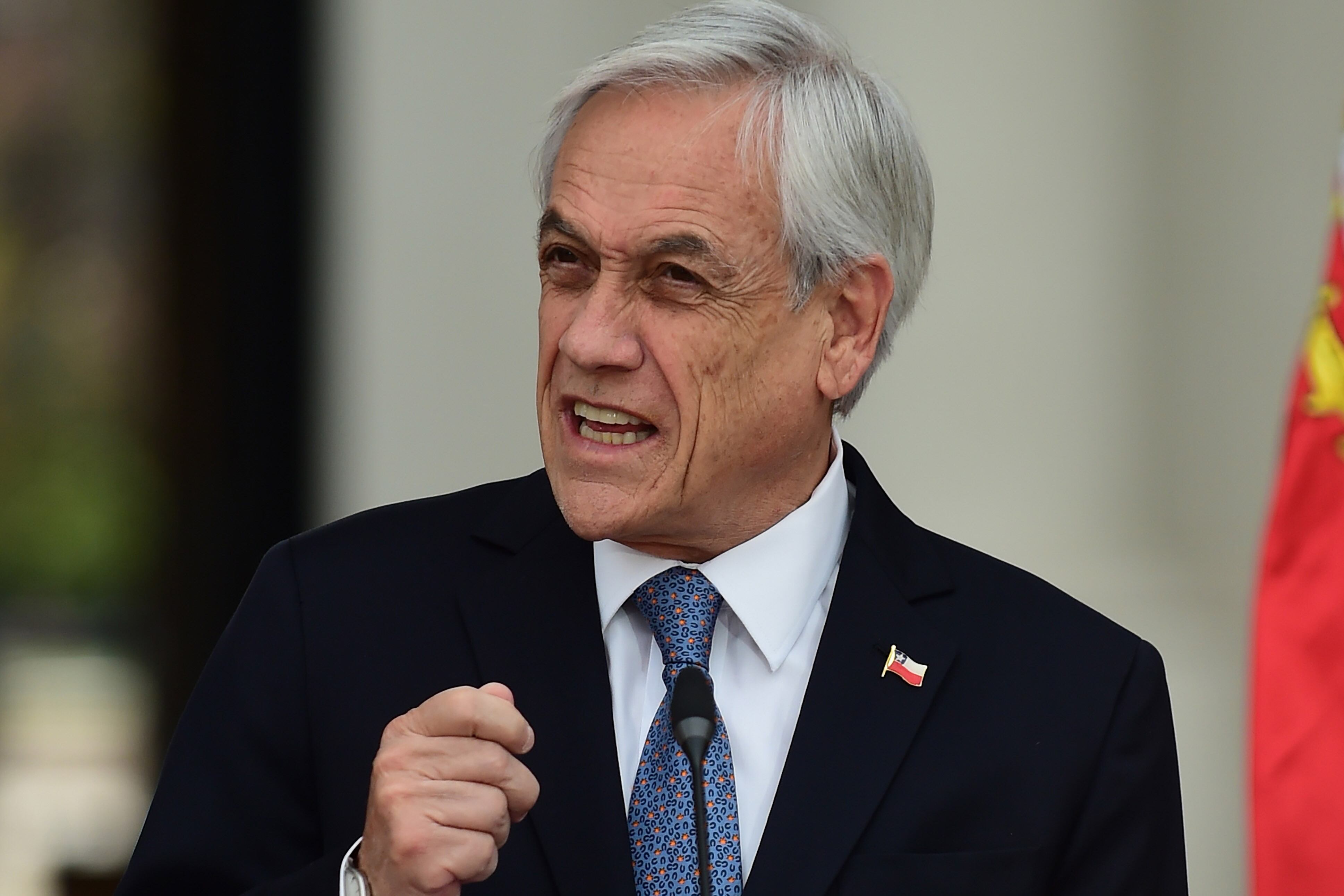 Piñera consiguió su ley represiva y lo celebró en la Policía de Investigaciones.