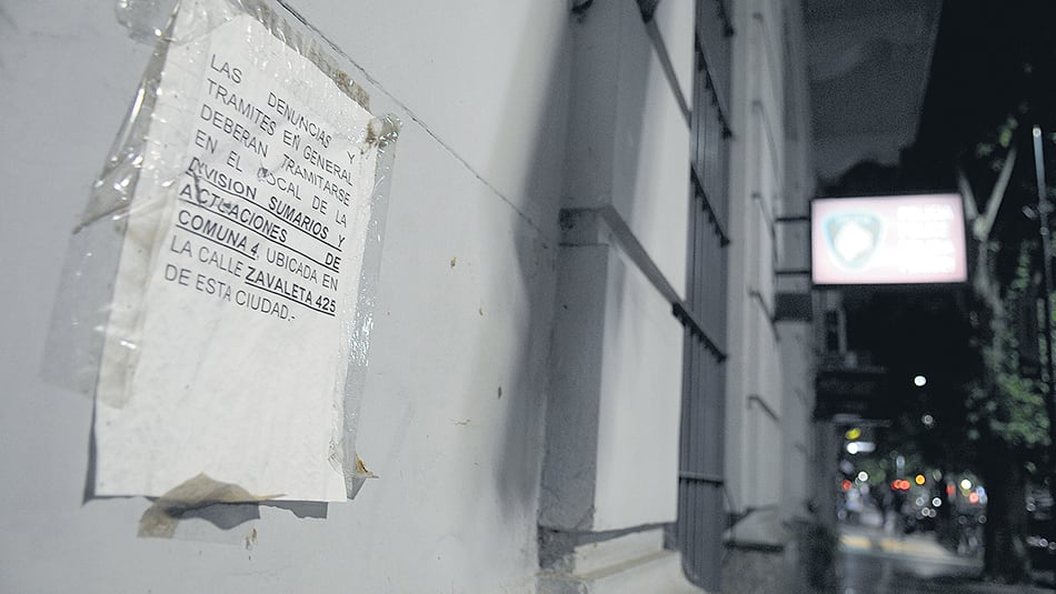 La ex comisaría 32, en la avenida Caseros 2724, y un papelito que informa sobre dónde recurrir para denunciar.