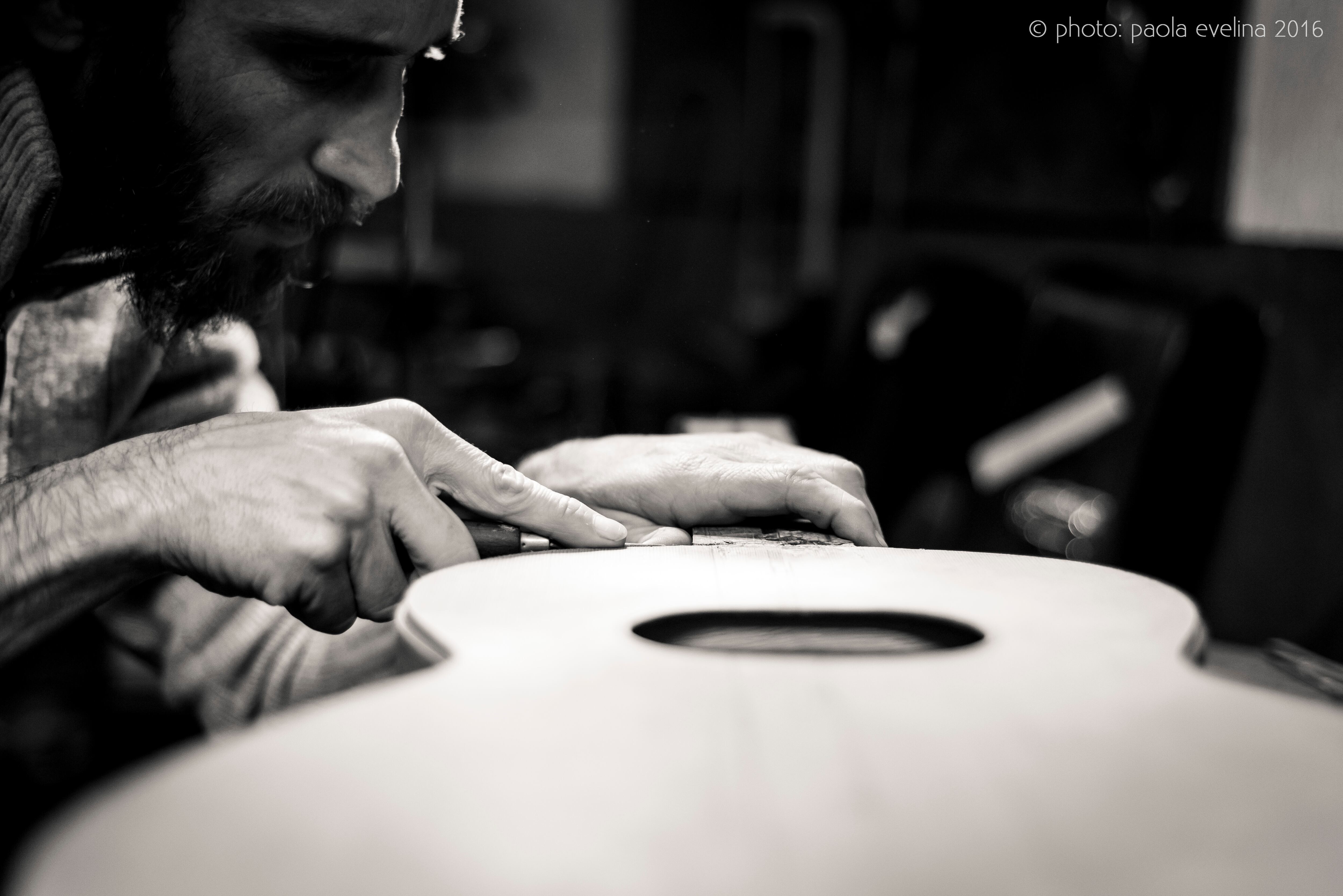 Hernán Venturini, artesano de instrumentos.