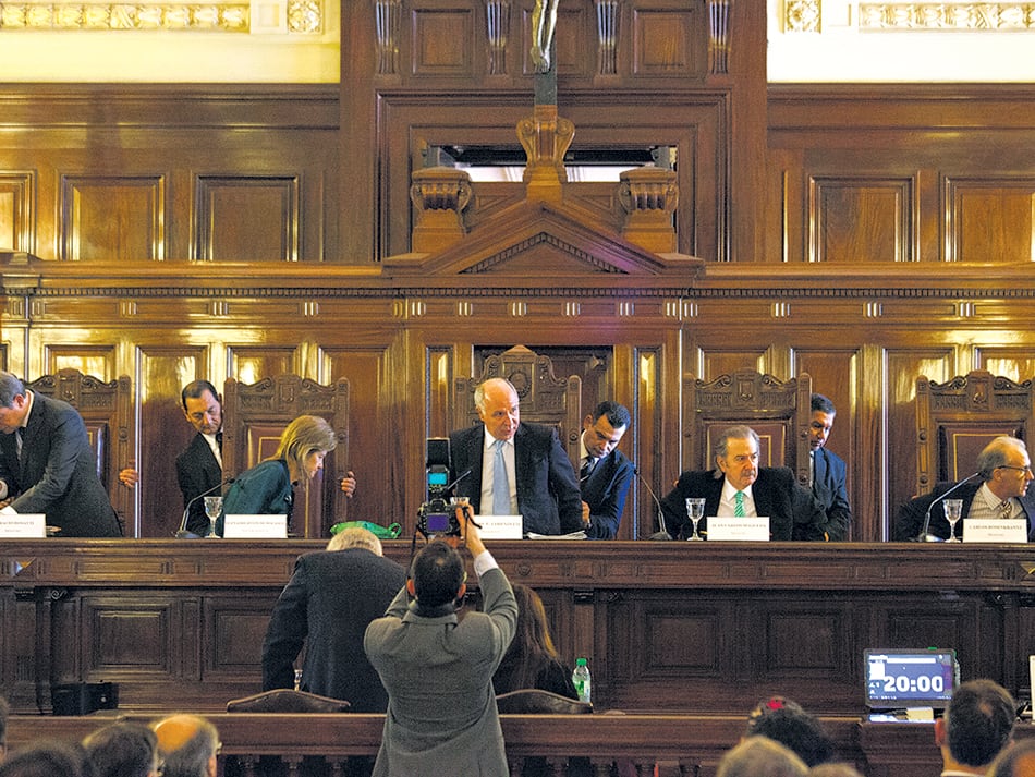 Jueces de la Corte incómodos en sus sillones. Los que formaron la mayoría no imaginaron las consecuencias políticas y sociales de lo que firmaron.