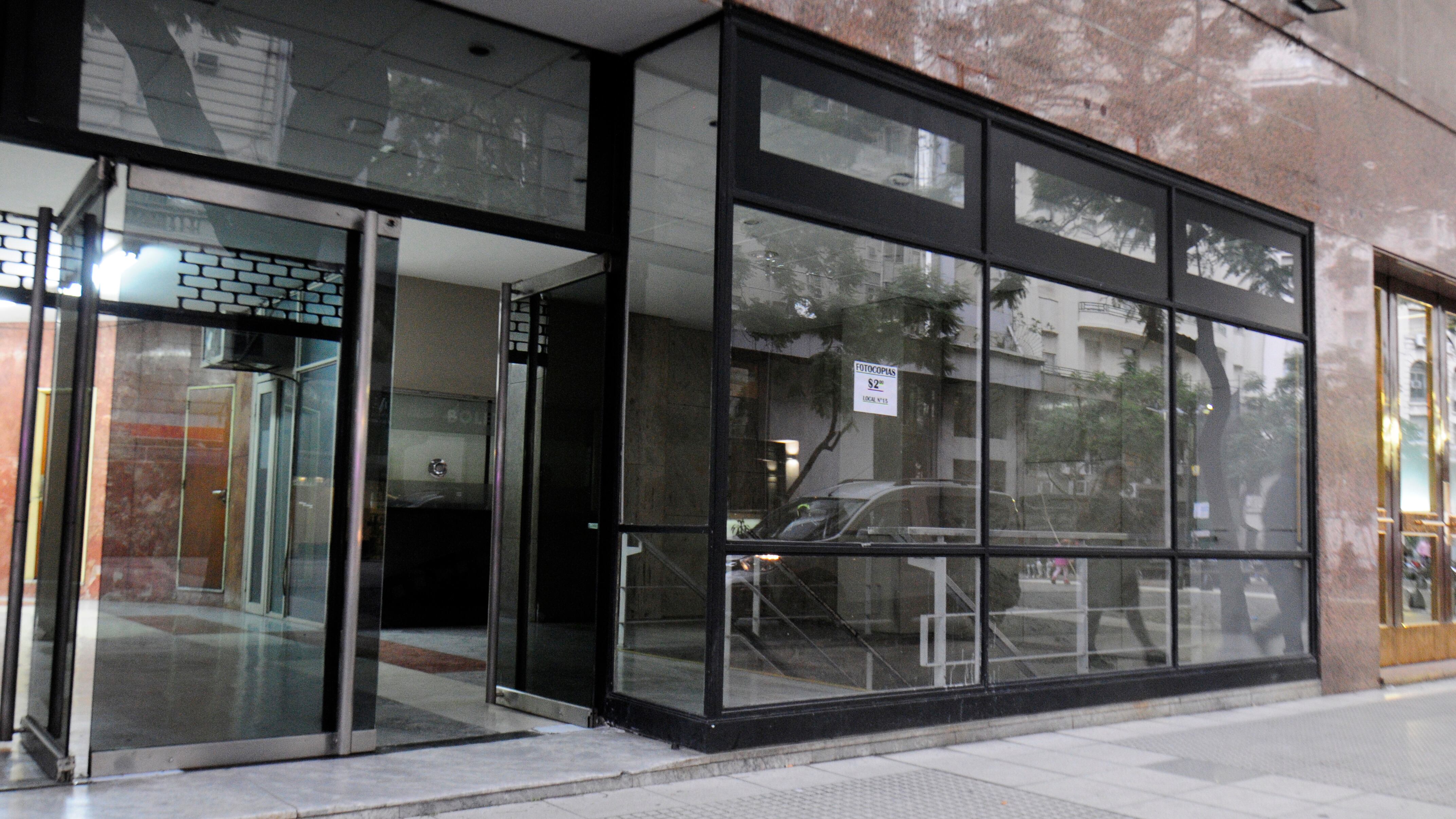 La sala sobre la Diagonal Norte ya luce pelada y sin la marquesina.