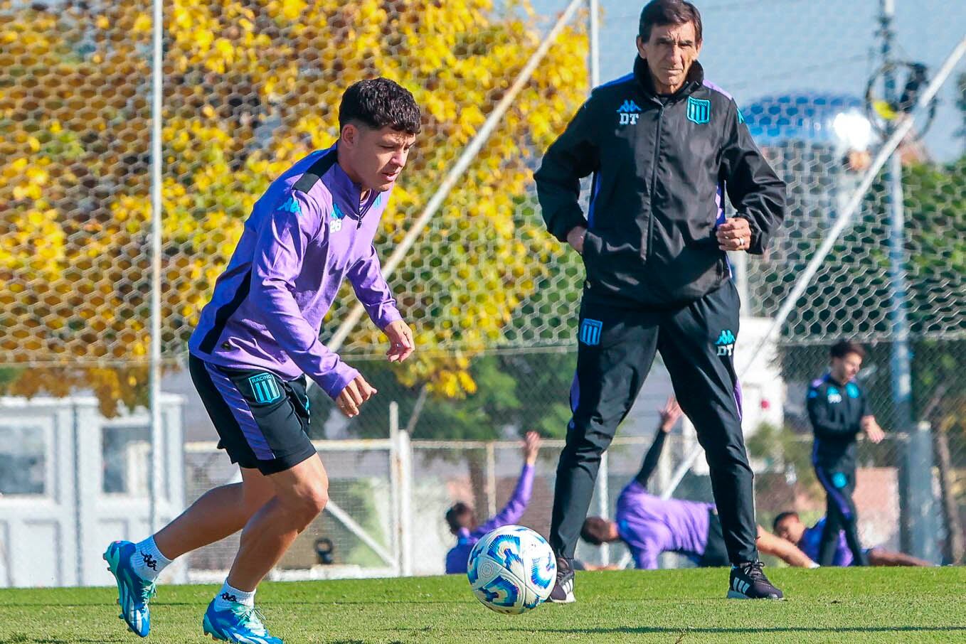 Costas sigue atentamente la práctica de la Academia