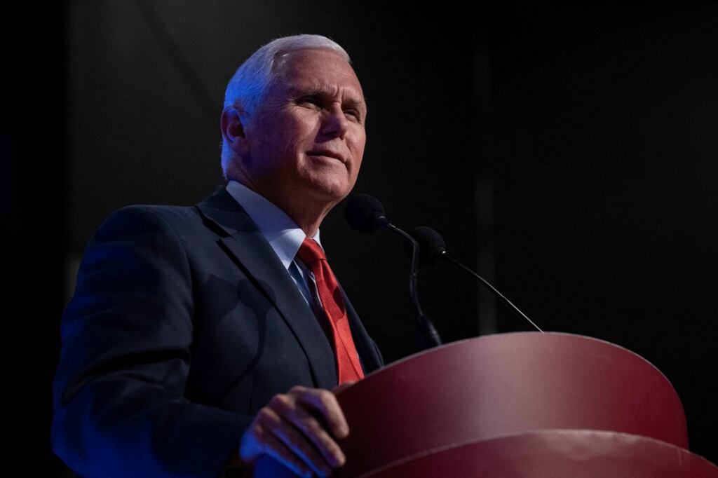 Tras años de lealtad a Trump, Pence se alejó cuando una turba de simpatizantes del expresidente irrumpió en el Congreso en enero de 2021.