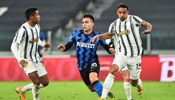 Lautaro rodeado de rivales. Inter no pudo con la Juve, que irá a la final de Copa Italia.