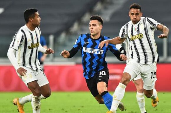 Lautaro rodeado de rivales. Inter no pudo con la Juve, que irá a la final de Copa Italia.