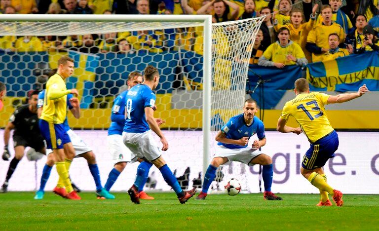 Johansson marca el gol que le puede valer la clasificación a Suecia.