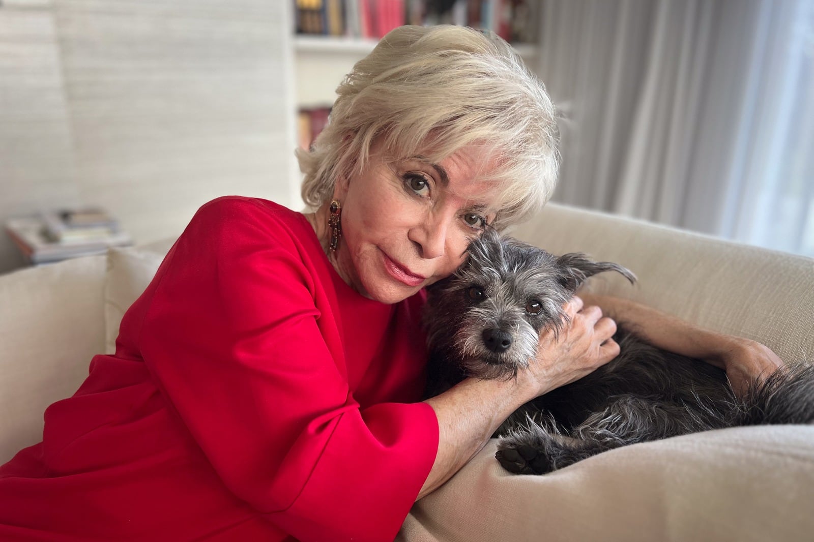 "debería haber mascotas en los lugares donde hay más violencias, más dolor, más abusos", propone Allende.