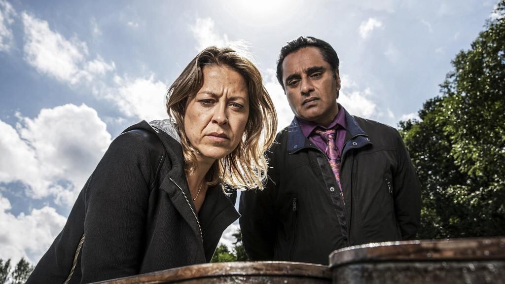 La serie está protagonizada por Nicola Walker y Sanjeev Bhaskar.