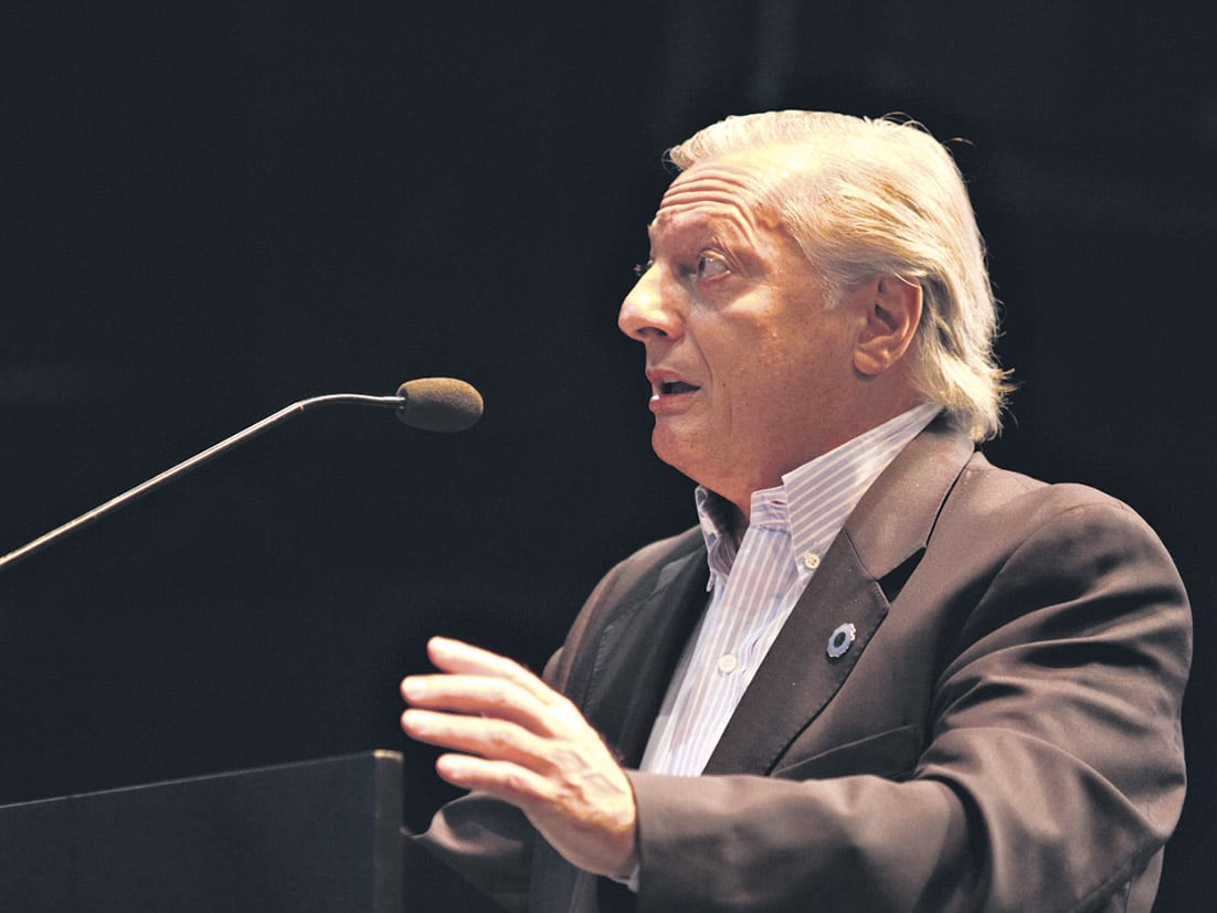 El ministro Aranguren abrió ayer la audiencia pública en el Teatro de la Ribera.