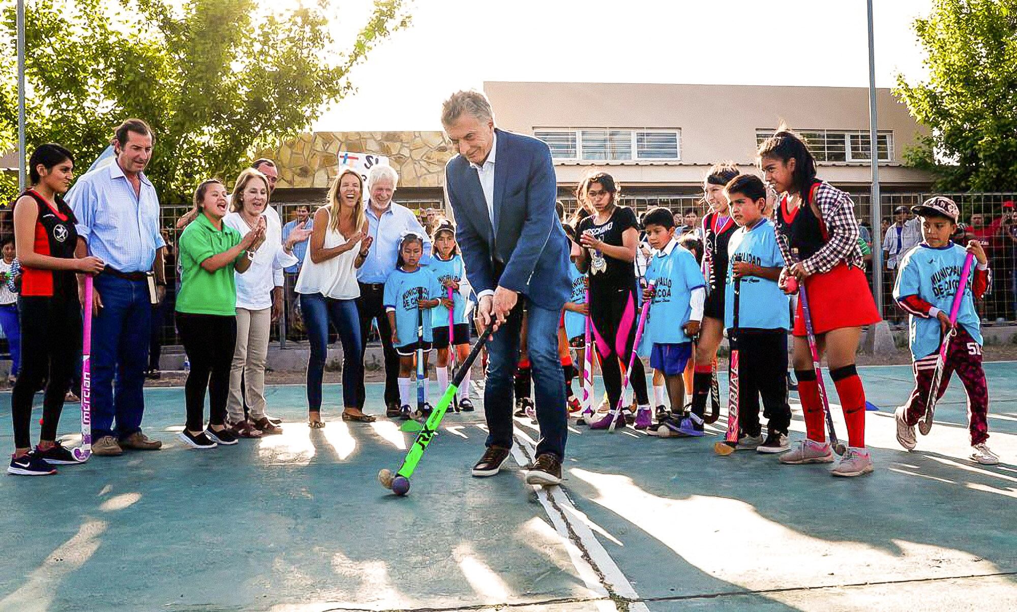 Mauricio Macri recorrió una serie de obras de urbanización en la localidad salteña de El Mollar.