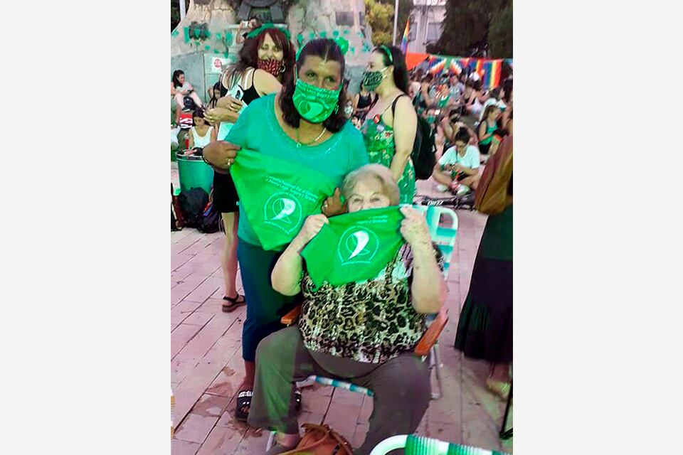 Mirta Manzur con Norma Cuevas, la mamá de Ana María Acevedo.