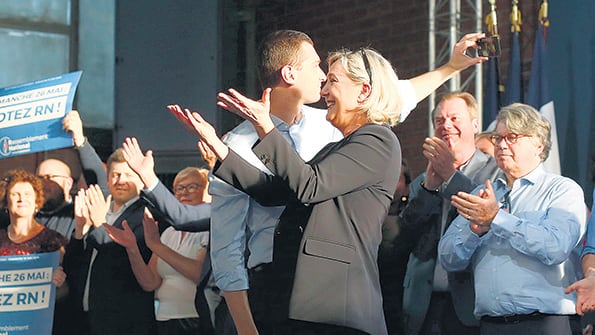 Marine Le Pen gesticula durante un acto electoral en Hénin-Beaumont, Francia.