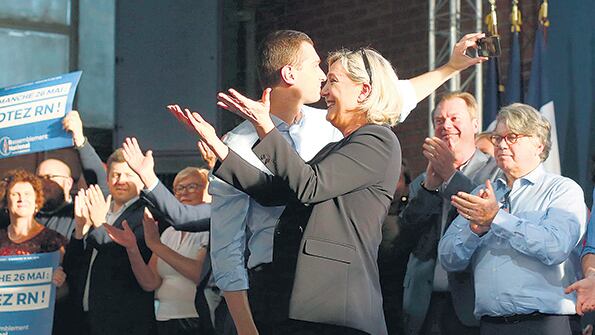 Marine Le Pen gesticula durante un acto electoral en Hénin-Beaumont, Francia.
